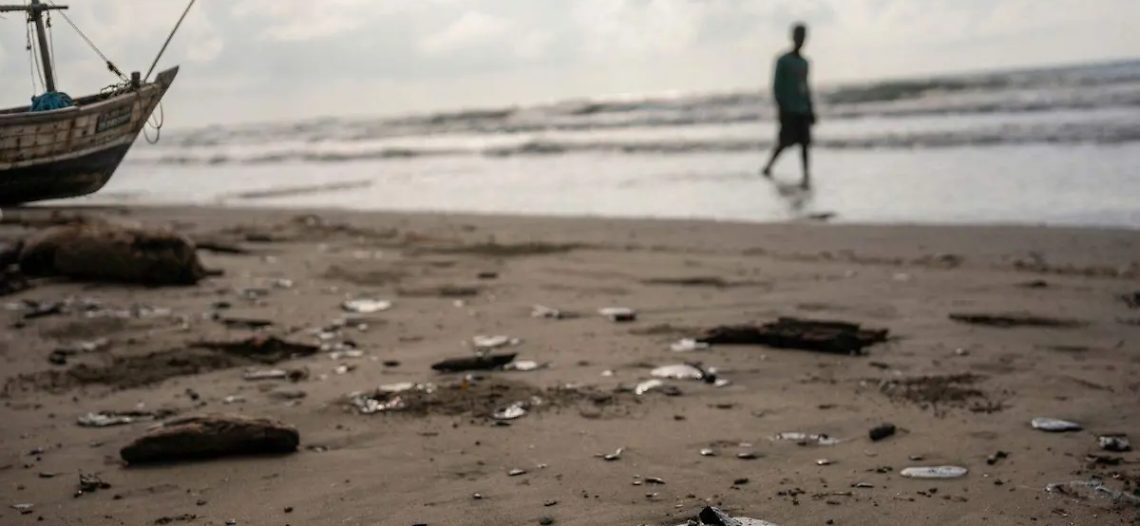 Derrames petroleros paralizan la actividad pesquera en Tabasco y Veracruz