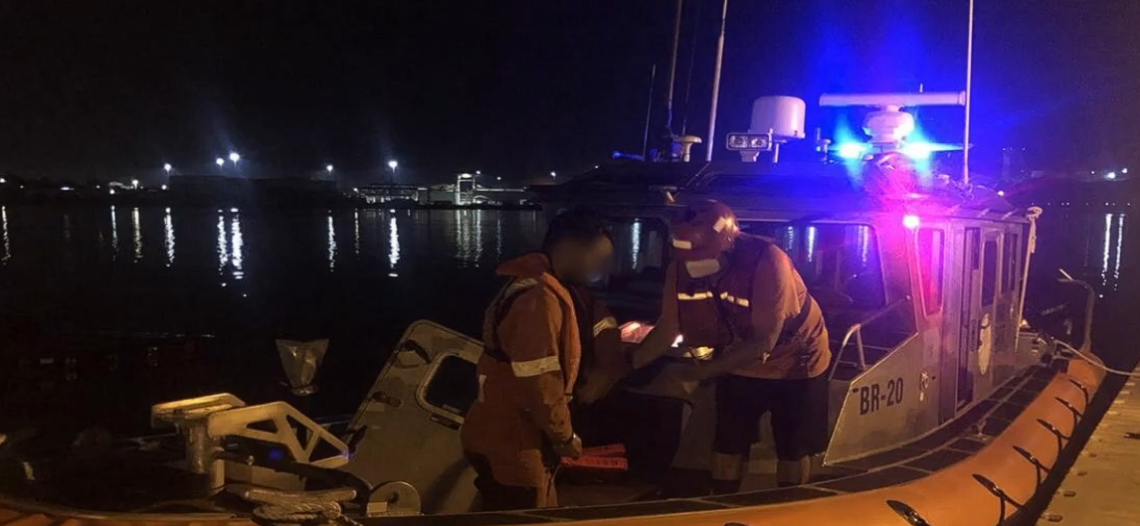 Rescata Marina a pescadores en alta mar