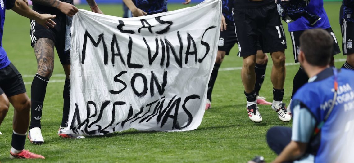 Argentina celebra su pase a la Final con bandera de las Islas Malvinas