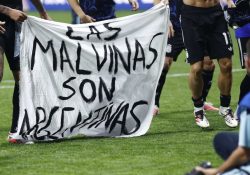 Argentina celebra su pase a la Final con bandera de las Islas Malvinas