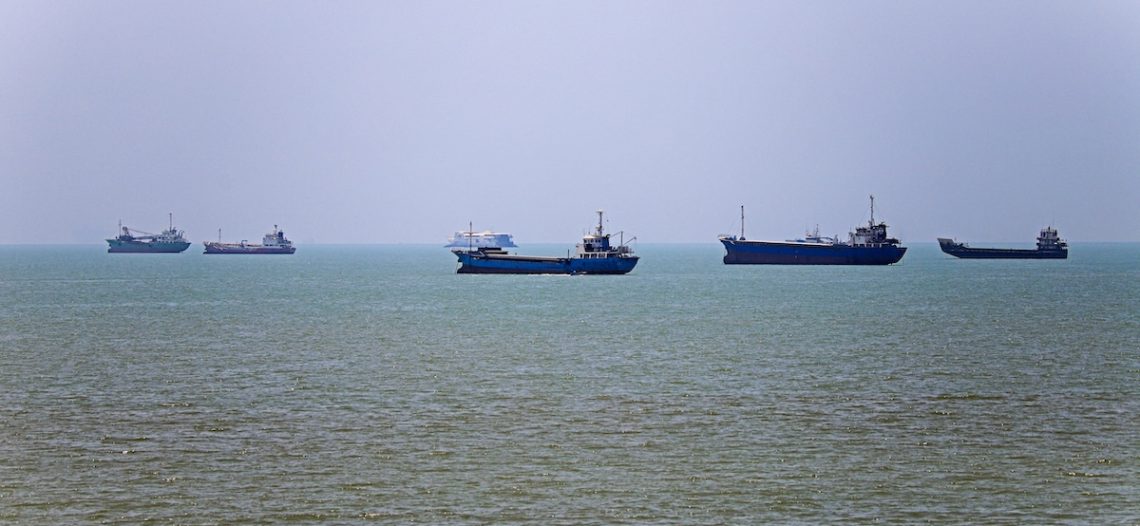 Irán anuncia cierre del estrecho de Ormuz en respuesta a bombardeos