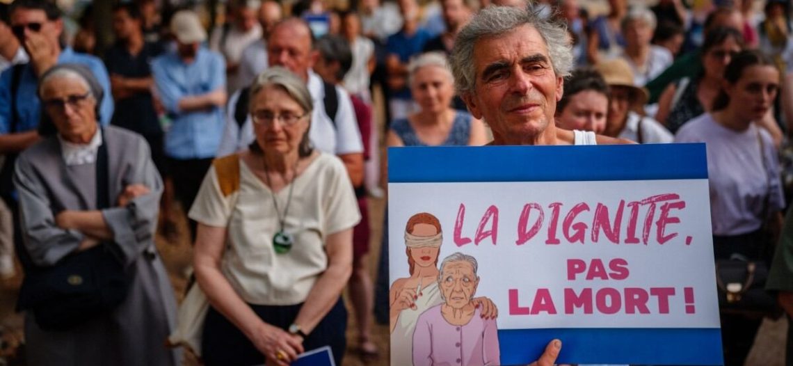 Francia aprueba ley que permite la muerte asistida tras años de debate