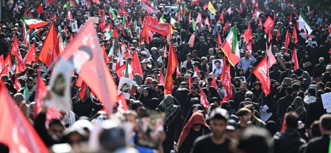 Una inmensa multitud acompaña el cortejo fúnebre de Alí Jamenei en Teherán