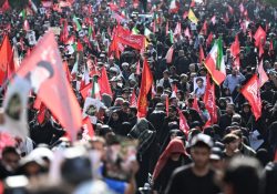 Una inmensa multitud acompaña el cortejo fúnebre de Alí Jamenei en Teherán