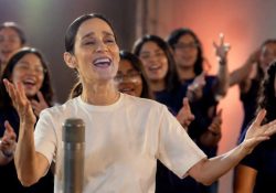 Julieta Venegas aclara polémica de La Niña Futbolista, era para el día del Niño