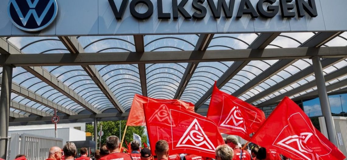 Volkswagen amenaza con recortar otros 50,000 empleos en todo el mundo