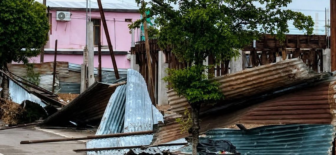 Reportan cortes de energía eléctrica en varias colonias de Guaymas tras fuertes vientos y lluvia