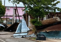 Reportan cortes de energía eléctrica en varias colonias de Guaymas tras fuertes vientos y lluvia