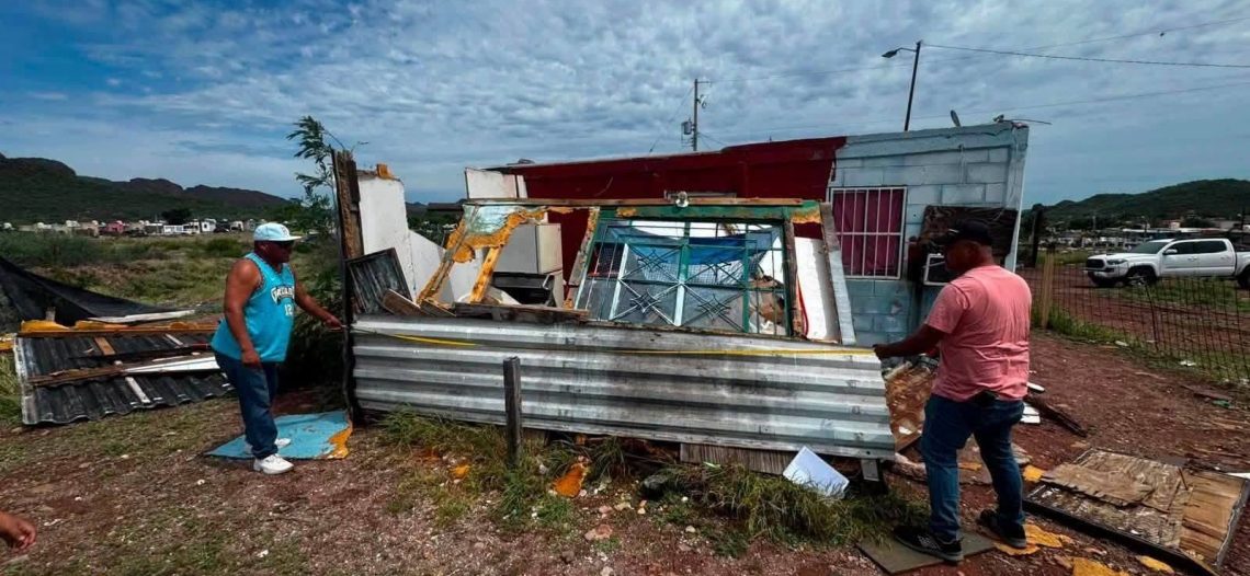 Brindan apoyo a familia afectada por fuertes vientos en la colonia Centinela