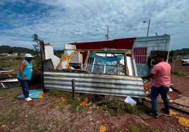 Brindan apoyo a familia afectada por fuertes vientos en la colonia Centinela