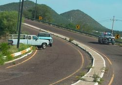 Atiende Tránsito Municipal salida de camino en el puente de acceso a San Carlos 