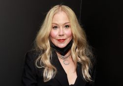 Christina Applegate recibe el alta tras cuatro meses hospitalizada en Los Ángeles