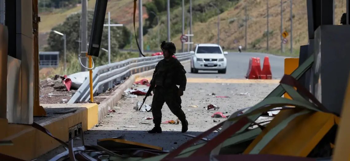 Explota coche bomba en peaje de Colombia tras investidura presidencial