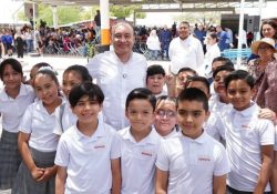Gobernador Durazo inicia entrega de más de 109 mil uniformes escolares