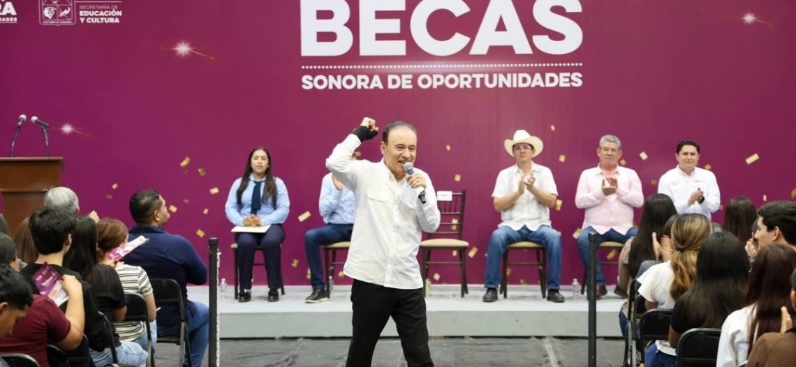 Gobernador Durazo entrega más de 14 mil becas universitarias en Sonora