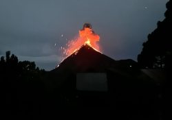 Volcán de Fuego entra en erupción y obliga a evacuar comunidades en Guatemala