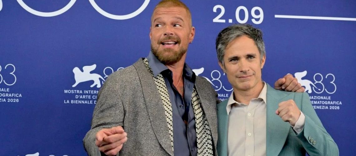 Gael García Bernal y Ricky Martin presentan ‘Hombre al agua’ en Venecia