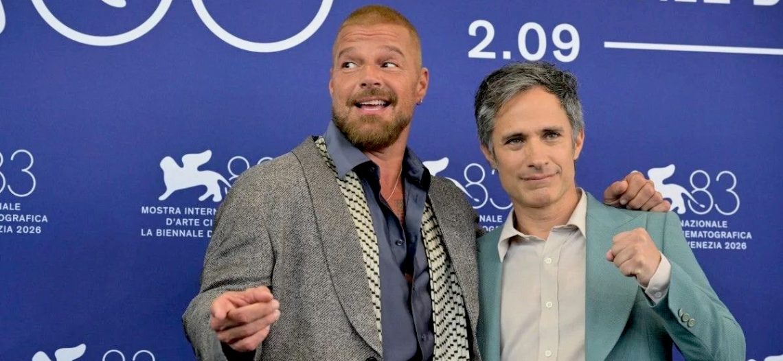 Gael García Bernal y Ricky Martin presentan ‘Hombre al agua’ en Venecia