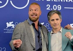 Gael García Bernal y Ricky Martin presentan ‘Hombre al agua’ en Venecia