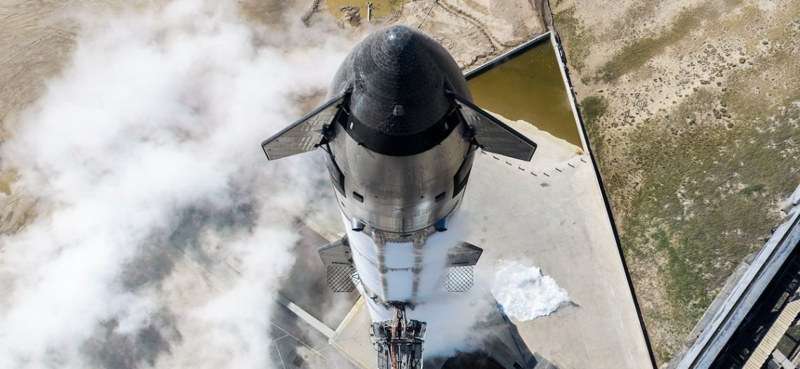 Starship de SpaceX alcanza por primera vez la órbita pese a falla de motor