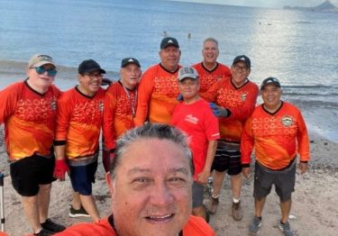 Los jueves recogen la basura en la playa; en octubre celebrarán 5 años de actividad