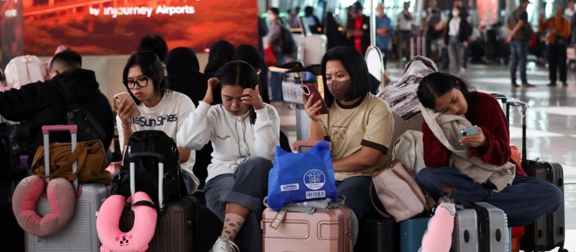 Ceniza del Anak Krakatau paraliza vuelos y afecta a 170 mil pasajeros