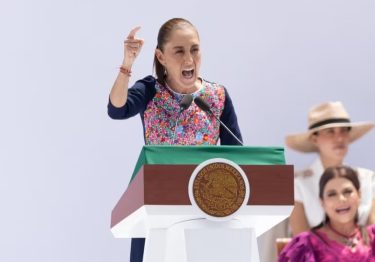 Claudia Sheinbaum rechaza injerencias extranjeras durante mensaje en el Zócalo