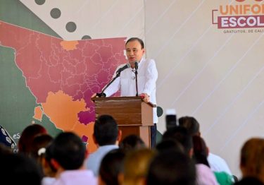 Gobernador Durazo inicia ciclo escolar en Sonora con uniformes y libros gratuitos