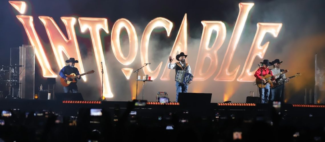 Intocable canta ante 300 mil personas después del Grito en pleno Zócalo