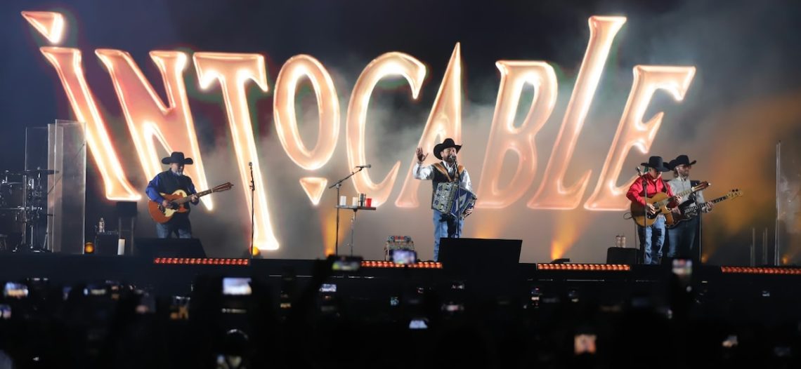 Intocable canta ante 300 mil personas después del Grito en pleno Zócalo