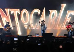 Intocable canta ante 300 mil personas después del Grito en pleno Zócalo