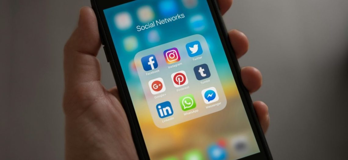 Macron pide a la UE prohibir redes sociales a menores de 15 años