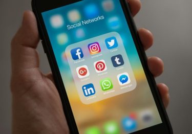 Macron pide a la UE prohibir redes sociales a menores de 15 años