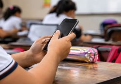 SEP permite que cada preparatoria defina reglas para restringir celulares