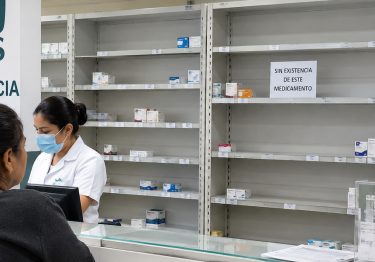 Salud responsabiliza a proveedores por fallas en el abasto de medicamentos