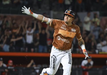 Naranjeros remonta y vence a Mexicali en su juego inaugural en Hermosillo