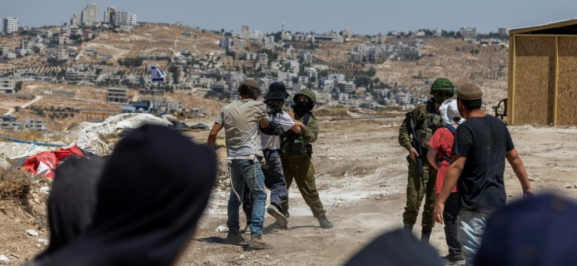 Colonos israelíes atacan a fotógrafo de AFP durante protesta en Cisjordania