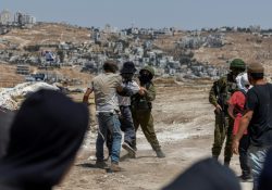 Colonos israelíes atacan a fotógrafo de AFP durante protesta en Cisjordania