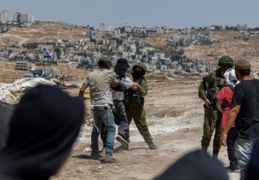Colonos israelíes atacan a fotógrafo de AFP durante protesta en Cisjordania