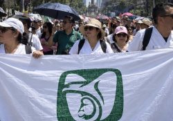 Trabajadores del IMSS mantienen protestas por salarios bajos y desabasto