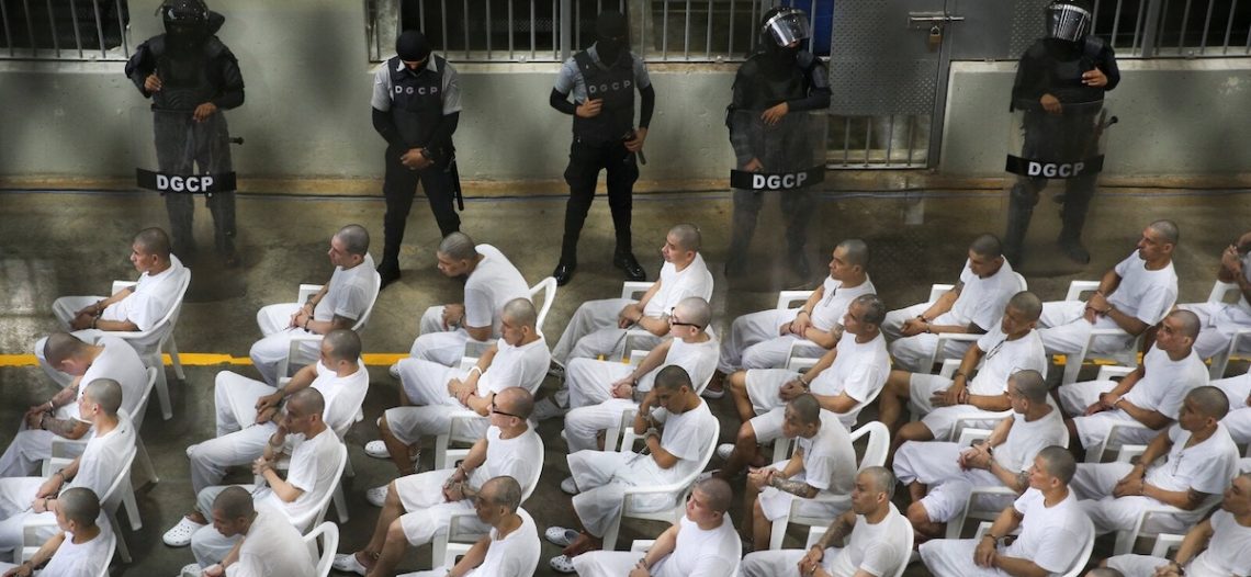 El Salvador mantiene sin juicio a casi 82 mil detenidos durante el régimen