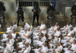 El Salvador mantiene sin juicio a casi 82 mil detenidos durante el régimen
