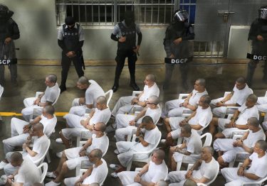 El Salvador mantiene sin juicio a casi 82 mil detenidos durante el régimen