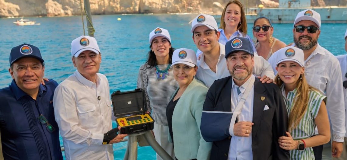 Alfonso Durazo suma el exbuque Azueta al sistema arrecifal de San Carlos