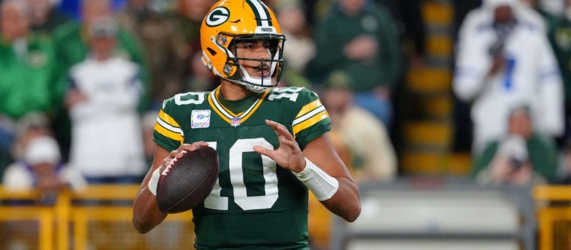 Packers vence a Panthers con tres pases de anotación de Jordan Love