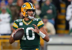 Packers vence a Panthers con tres pases de anotación de Jordan Love