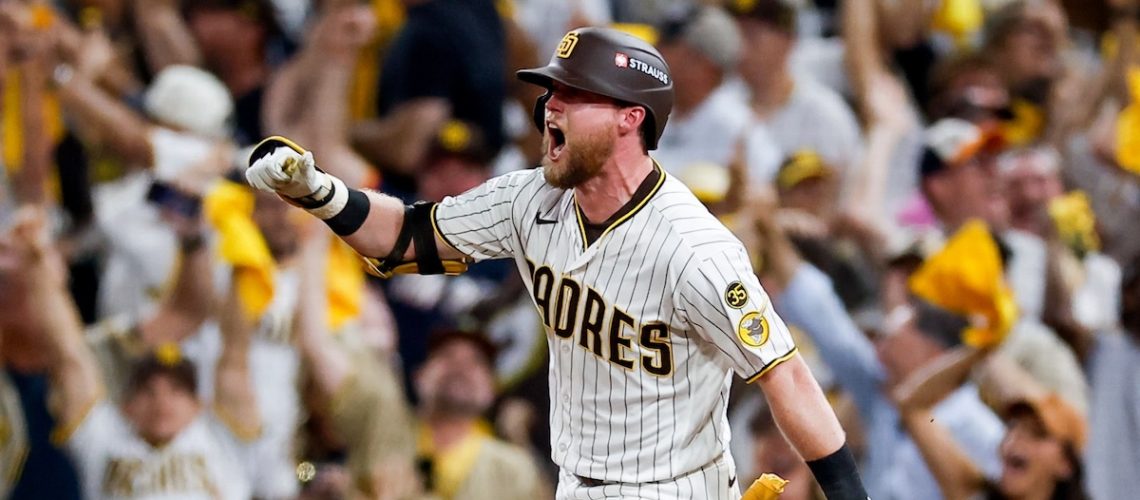 Padres logra triunfo agónico ante Brewers y sigue con vida en playoffs