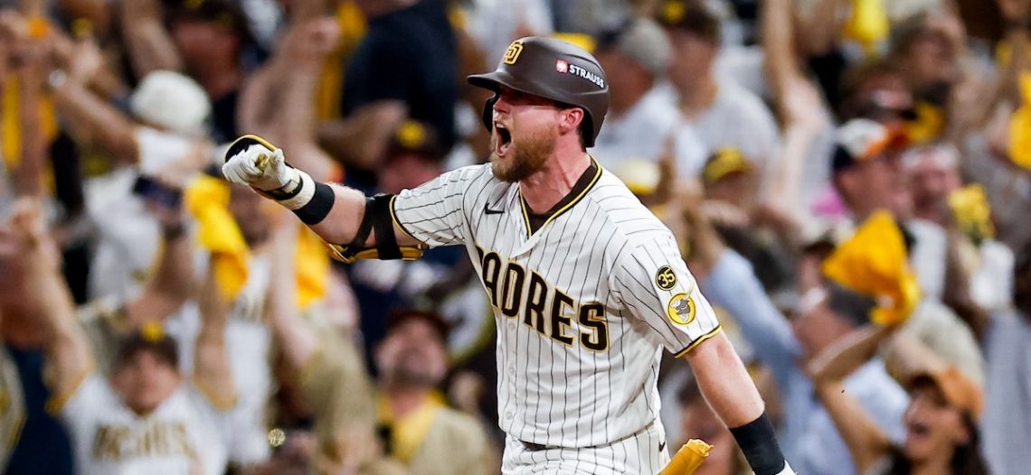 Padres logra triunfo agónico ante Brewers y sigue con vida en playoffs