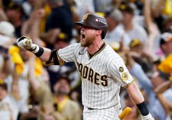 Padres logra triunfo agónico ante Brewers y sigue con vida en playoffs
