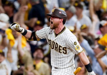 Padres logra triunfo agónico ante Brewers y sigue con vida en playoffs